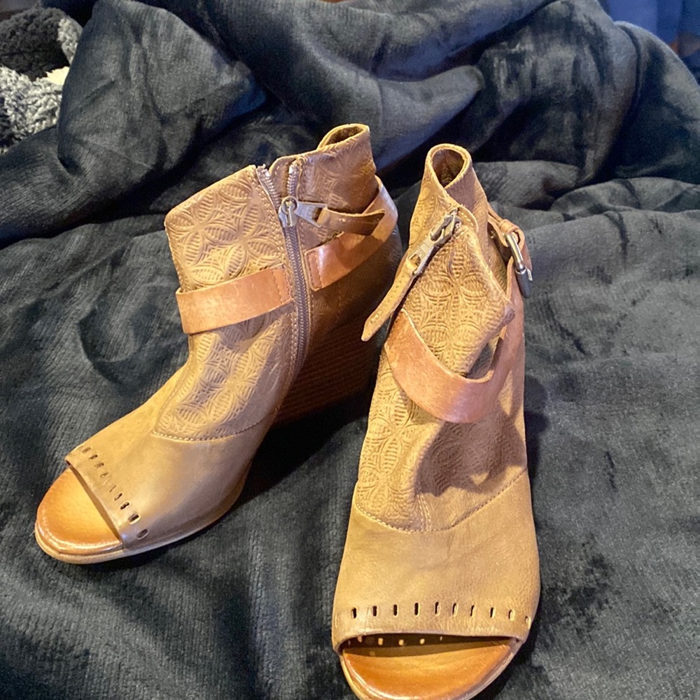 Mix mooz shoes size 8 worn three times …. Very good condition